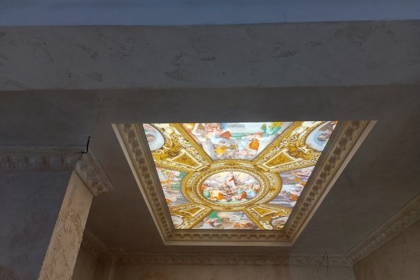 Опънат матов таван в бежово с LED осветление, помещение