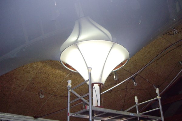 Опънат гланциран таван в сиво с LED осветление