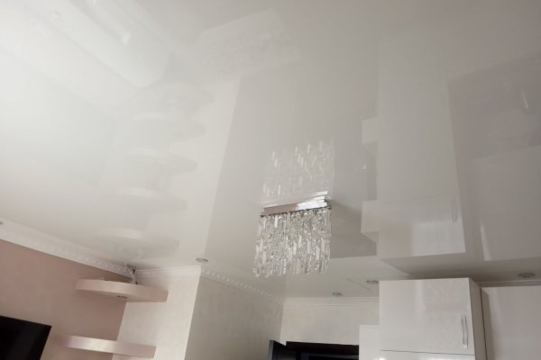 Опънат гланциран таван в бяло с LED осветление, дневна