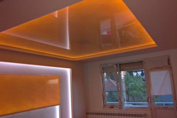 Опънат гланциран таван в оранжево с LED осветление, дневна