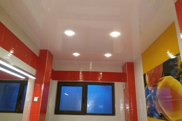 Опънат гланциран таван в розово с LED осветление, баня