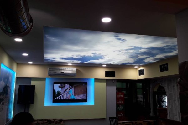 Опънат матов таван в бяло с LED осветление, заведение