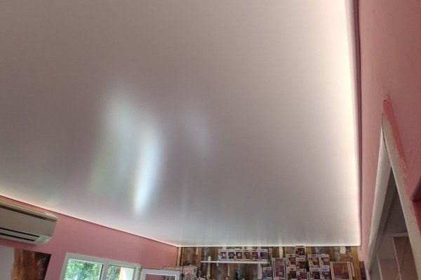 Опънат гланциран таван в бяло с LED осветление, детска стая