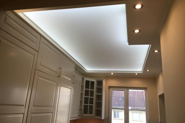 Опънат матов таван в бяло с LED осветление, кухня