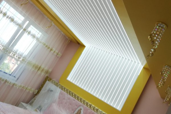 Опънат матов таван в жълто с LED осветление, спалня
